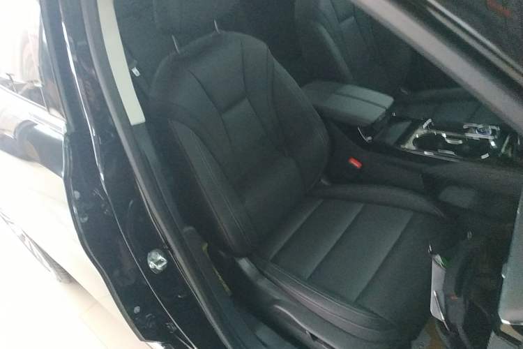 Used Buick Envision 2025 25T Entry-Grade Platinum Edition Right Front Seat