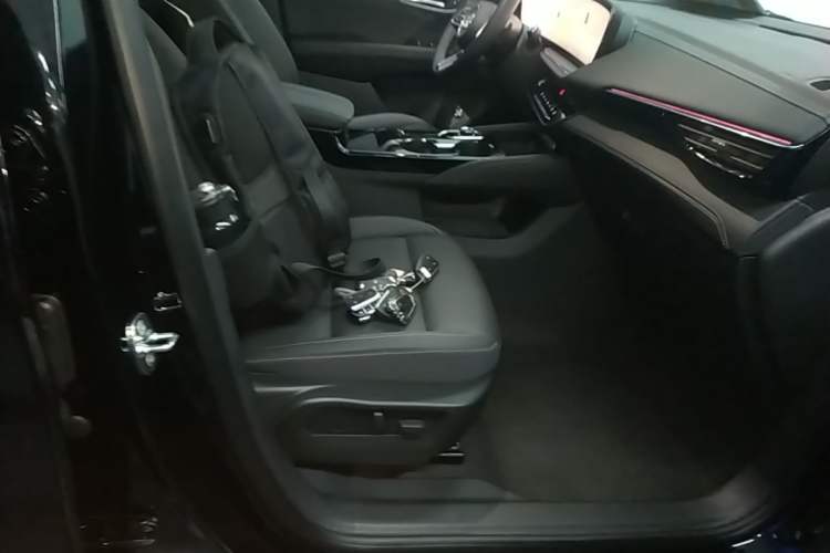 Used Buick Envision 2025 25T Entry-Grade Platinum Edition Right Front Seat