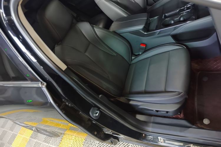 Used Buick Envision 2025 Encore Plus 28T Two-Wheel-Drive Platinum Edition Right Front Seat