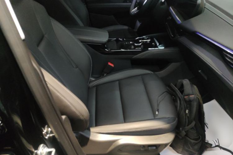 Used Buick Envision 2025 25T Entry-Grade Platinum Edition Right Front Seat