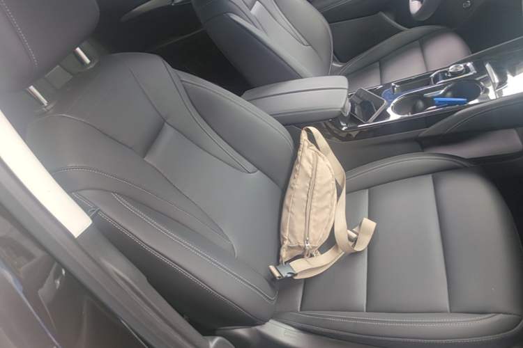 Used Buick Envision 2025 25T Entry-Grade Platinum Edition Right Front Seat