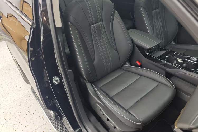 Used Buick Envision 2025 Encore Plus Four-Wheel Drive Avenir Right Front Seat