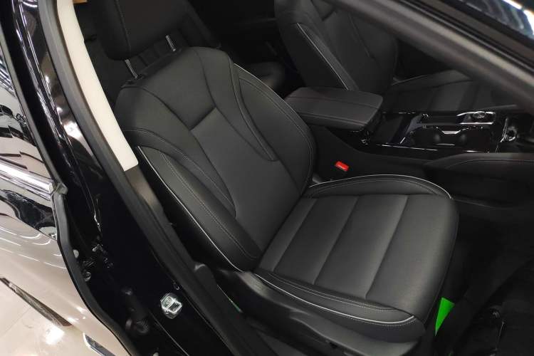 Used Buick Envision 2025 Encore Plus 28T Two-Wheel-Drive Platinum Edition Right Front Seat