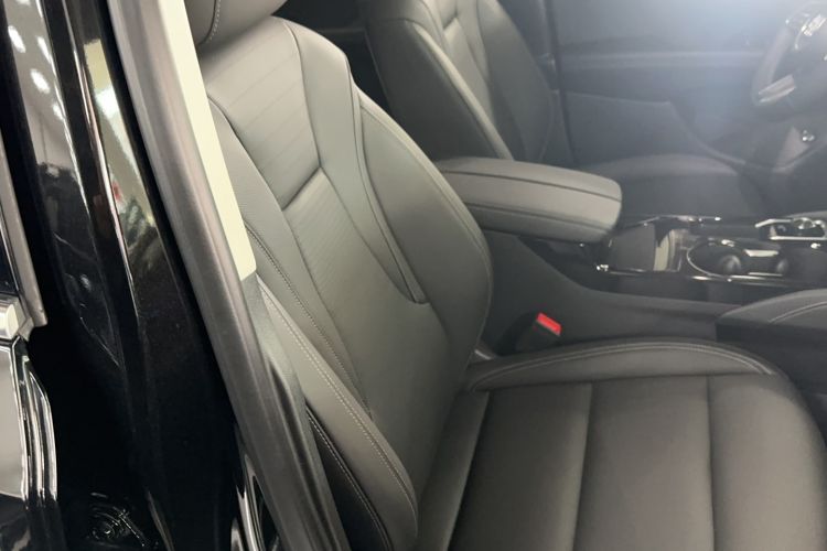 Used Buick Envision 2025 25T Entry-Grade Platinum Edition Right Front Seat