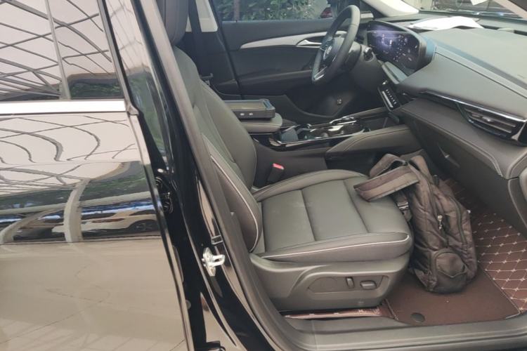 Used Buick Envision 2025 Encore Plus 28T Two-Wheel-Drive Platinum Edition Right Front Seat