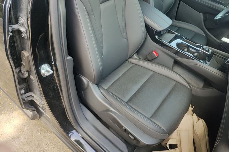 Used Buick Envision 2025 25T Entry-Grade Platinum Edition Right Front Seat