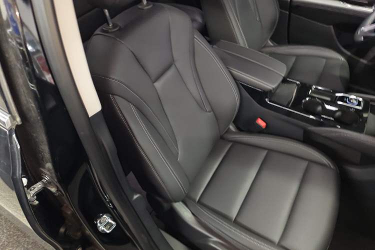 Used Buick Envision 2025 25T Entry-Grade Platinum Edition Right Front Seat