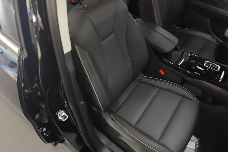 Used Buick Envision 2025 Encore Plus 28T Two-Wheel-Drive Platinum Edition Right Front Seat