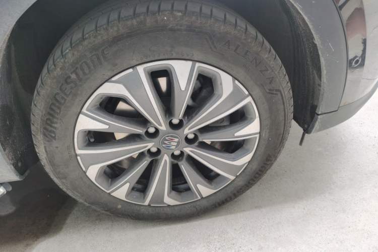 Used Buick Envision 2025 Encore Plus 28T Two-Wheel-Drive Platinum Edition Right Front Wheel Hub