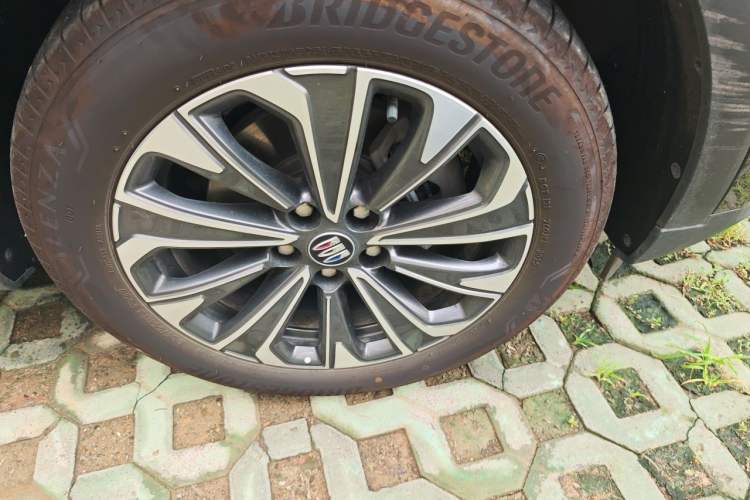 Used Buick Envision 2025 25T Entry-Grade Platinum Edition Right Front Wheel Hub