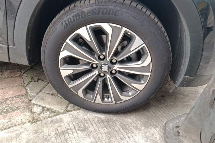Used Buick Envision 2025 Encore Plus 28T Two-Wheel-Drive Platinum Edition Right Front Wheel Hub