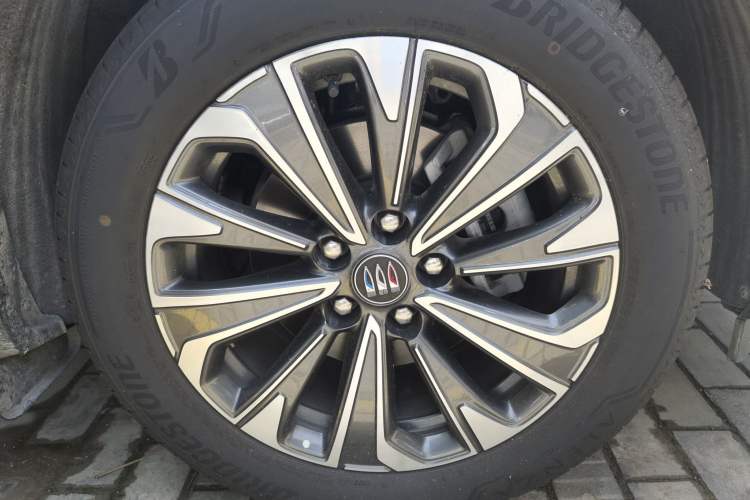 Used Buick Envision 2025 Encore Plus 28T Two-Wheel-Drive Platinum Edition Right Front Wheel Hub