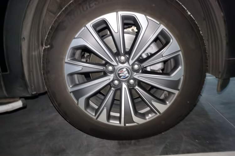 Used Buick Envision 2025 Encore Plus 28T Two-Wheel-Drive Platinum Edition Right Front Wheel Hub
