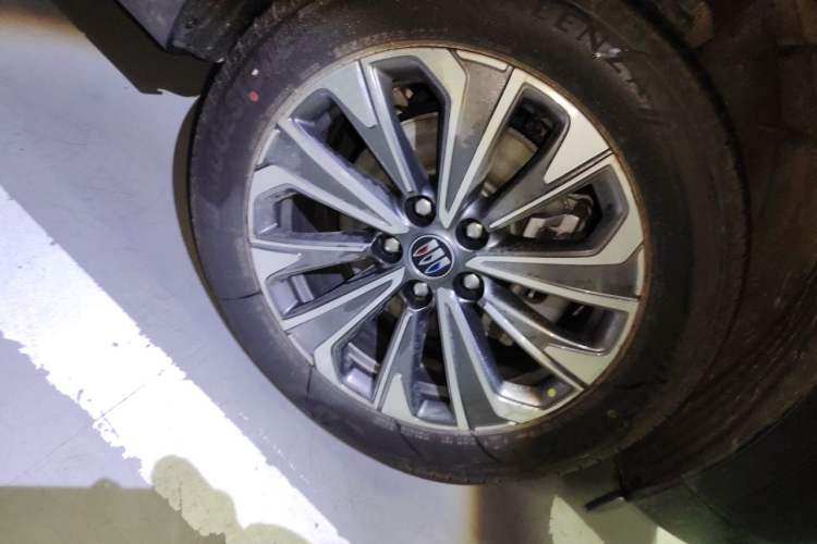 Used Buick Envision 2025 Encore Plus 28T Two-Wheel-Drive Platinum Edition Right Front Wheel Hub