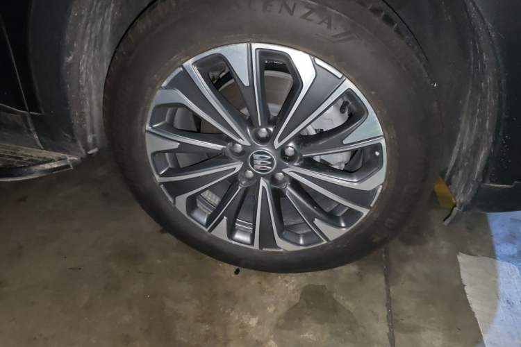 Used Buick Envision 2025 Encore Plus 28T Two-Wheel-Drive Platinum Edition Right Front Wheel Hub