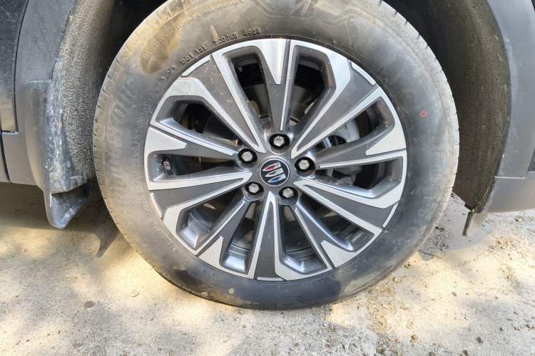 Used Buick Envision 2025 Encore Plus 28T Two-Wheel-Drive Platinum Edition Right Front Wheel Hub