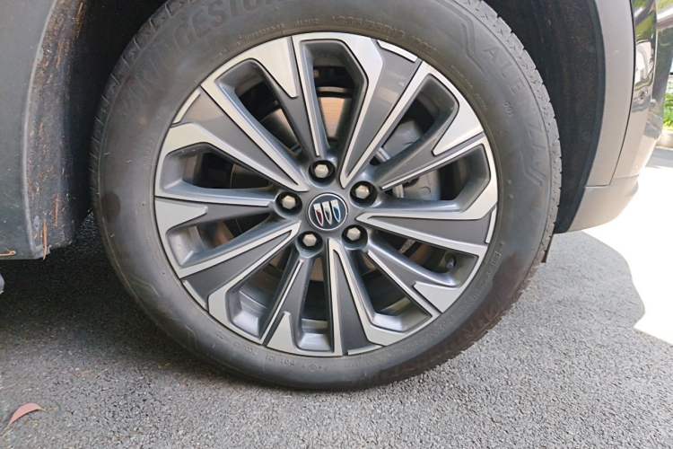 Used Buick Envision 2025 Encore Plus 28T Two-Wheel-Drive Platinum Edition Right Front Wheel Hub