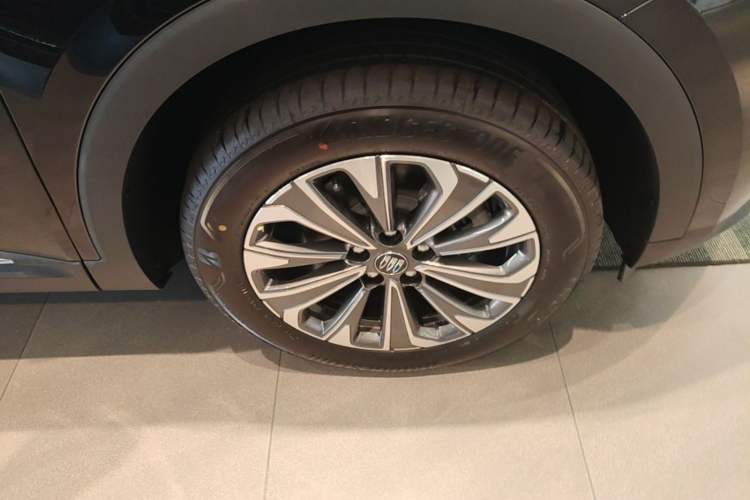 Used Buick Envision 2025 25T Platinum Edition Right Front Wheel Hub
