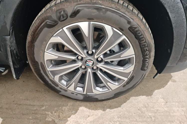 Used Buick Envision 2025 Encore Plus 28T Two-Wheel-Drive Platinum Edition Right Front Wheel Hub