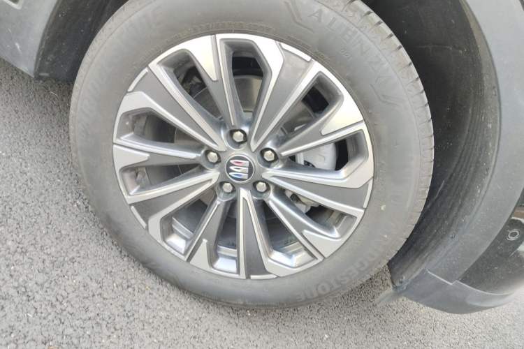 Used Buick Envision 2025 Encore Plus 28T All-Wheel-Drive Platinum Edition Right Front Wheel Hub