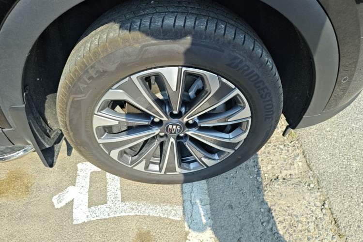 Used Buick Envision 2025 Encore Plus 28T Two-Wheel-Drive Platinum Edition Right Front Wheel Hub