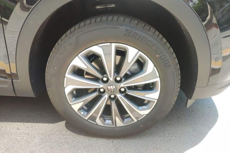 Used Buick Envision 2025 Encore Plus 28T Two-Wheel-Drive Platinum Edition Right Front Wheel Hub