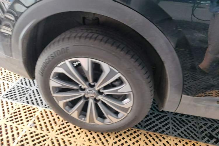 Used Buick Envision 2025 Encore Plus 28T Two-Wheel-Drive Platinum Edition Right Rear Wheel Hub