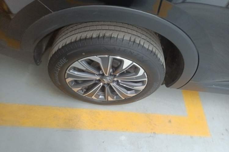 Used Buick Envision 2025 Encore Plus 28T Two-Wheel-Drive Platinum Edition Right Rear Wheel Hub