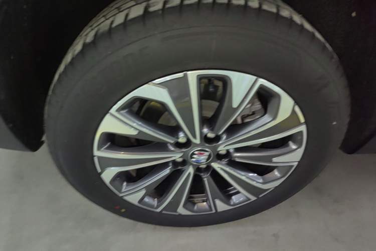Used Buick Envision 2025 Encore Plus 28T Two-Wheel-Drive Platinum Edition Right Rear Wheel Hub