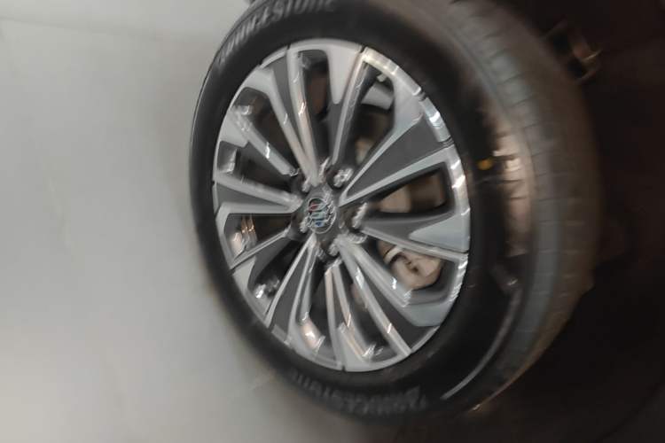 Used Buick Envision 2025 Encore Plus 28T Two-Wheel-Drive Platinum Edition Right Rear Wheel Hub