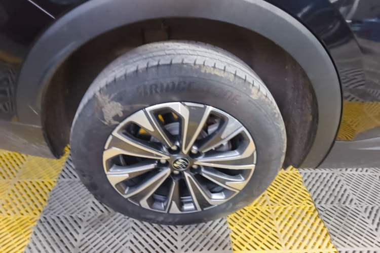 Used Buick Envision 2025 Encore Plus 28T Two-Wheel-Drive Platinum Edition Right Rear Wheel Hub