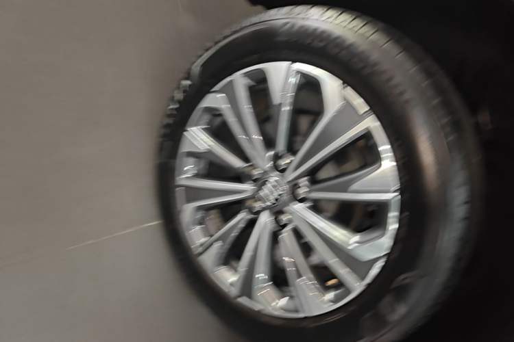 Used Buick Envision 2025 Encore Plus 28T Two-Wheel-Drive Platinum Edition Right Rear Wheel Hub