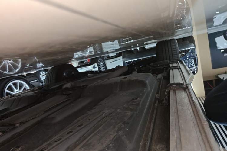 Used Buick Envision 2025 Encore Plus 28T Two-Wheel-Drive Platinum Edition Right Side Sill