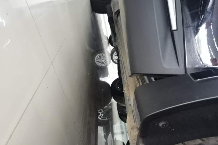Used Buick Envision 2025 25T Entry-Grade Platinum Edition Right Side Sill