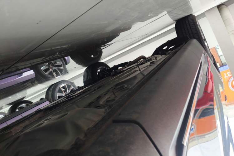 Used Buick Envision 2025 25T Entry-Grade Platinum Edition Right Side Sill