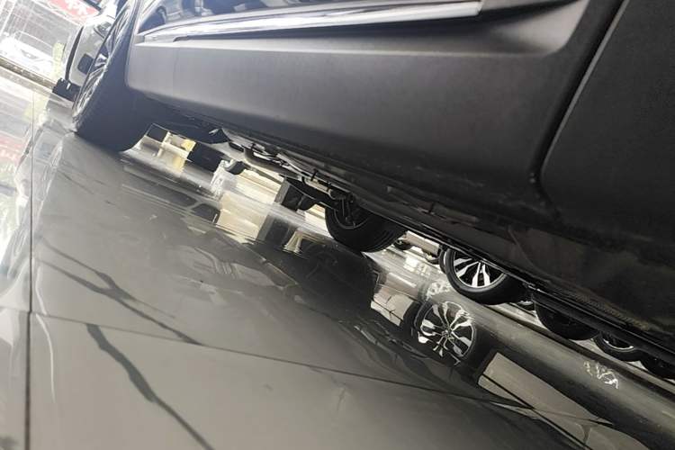 Used Buick Envision 2025 25T Entry-Grade Platinum Edition Right Side Sill