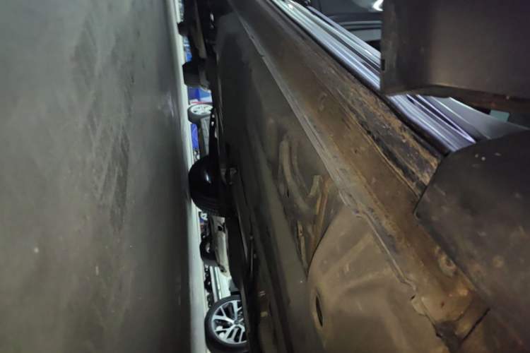 Used Buick Envision 2025 Encore Plus 28T Two-Wheel-Drive Platinum Edition Right Side Sill