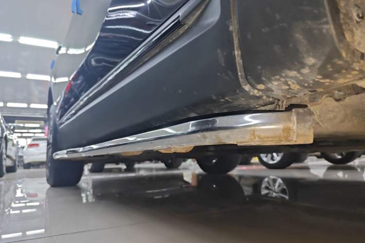 Used Buick Envision 2025 Encore Plus 28T Two-Wheel-Drive Platinum Edition Right Side Sill