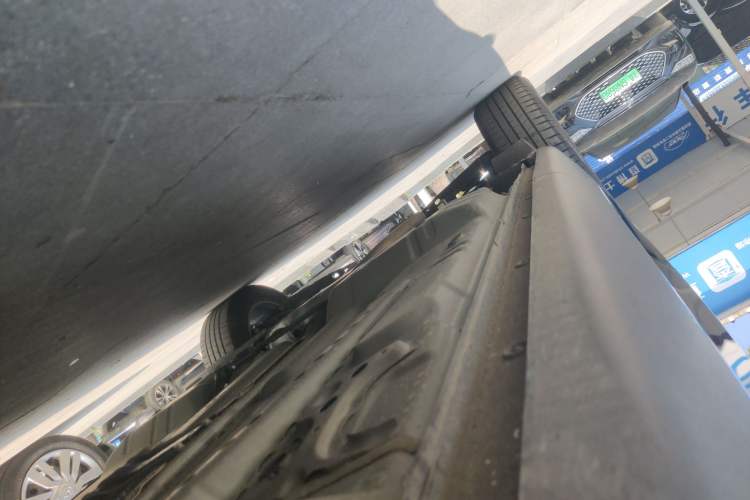 Used Buick Envision 2025 Encore Plus 28T Two-Wheel-Drive Platinum Edition Right Side Sill