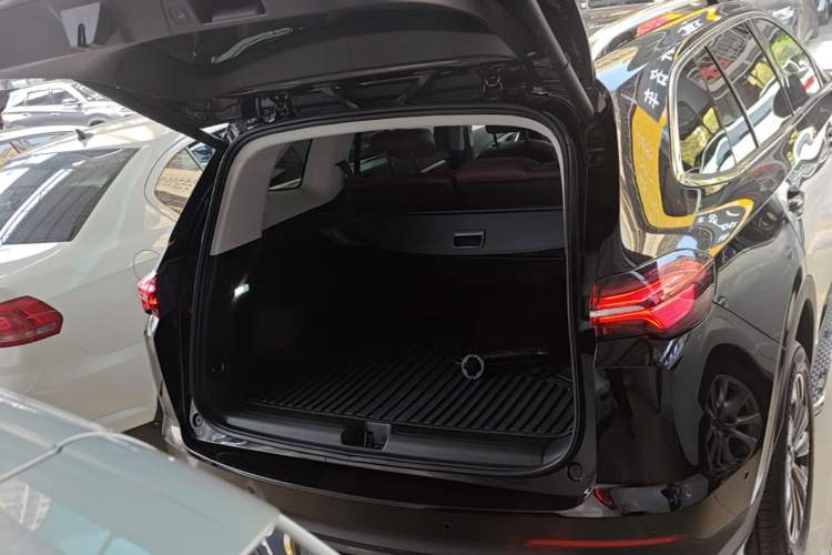 Used Buick Envision 2025 Encore Plus 28T Two-Wheel-Drive Platinum Edition Trunk