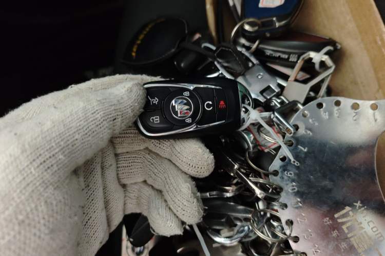 Used Buick Envision 2025 Encore Plus 28T Two-Wheel-Drive Platinum Edition Vehicle Key