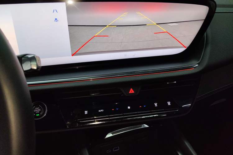 Used Buick Envision 2025 25T Entry-Grade Platinum Edition Audio And AC Panel
