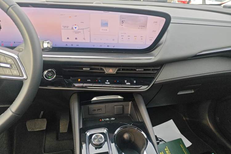 Used Buick Envision 2025 25T Entry-Grade Platinum Edition Audio And AC Panel