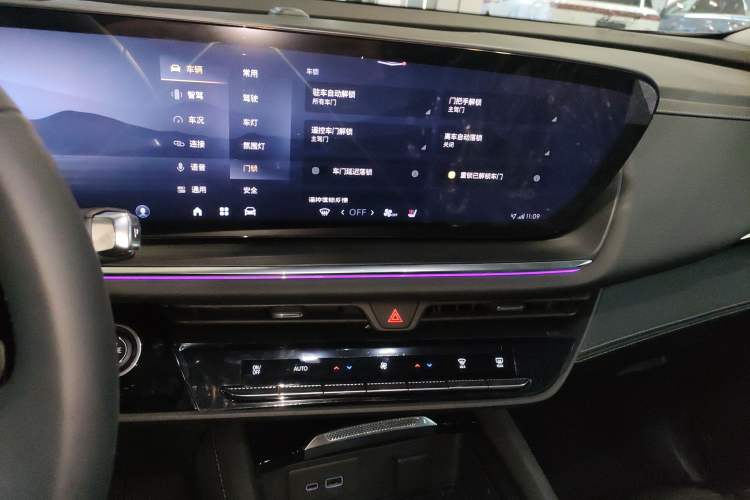 Used Buick Envision 2025 25T Entry-Grade Platinum Edition Audio And AC Panel