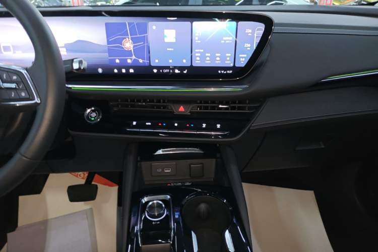 Used Buick Envision 2025 25T Entry-Grade Platinum Edition Audio And AC Panel