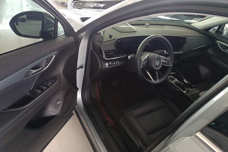 Used Buick Envision 2025 25T Entry-Grade Platinum Edition Driver Seat