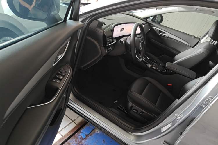 Used Buick Envision 2025 25T Entry-Grade Platinum Edition Driver Seat