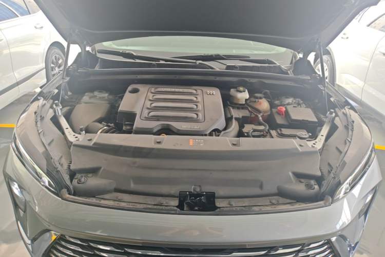 Used Buick Envision 2025 25T Entry-Grade Platinum Edition Engine Bay