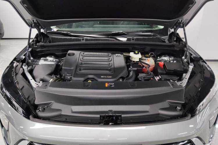 Used Buick Envision 2025 25T Entry-Grade Platinum Edition Engine Bay