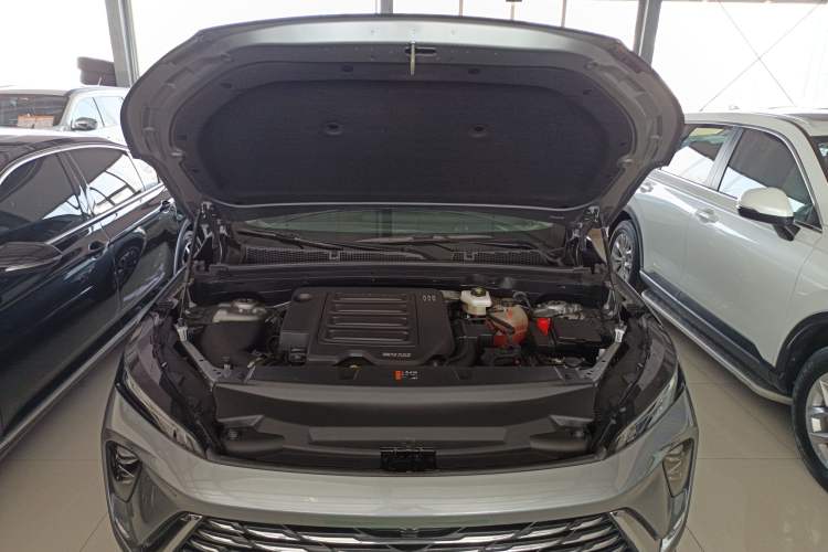 Used Buick Envision 2025 25T Entry-Grade Platinum Edition Engine Bay
